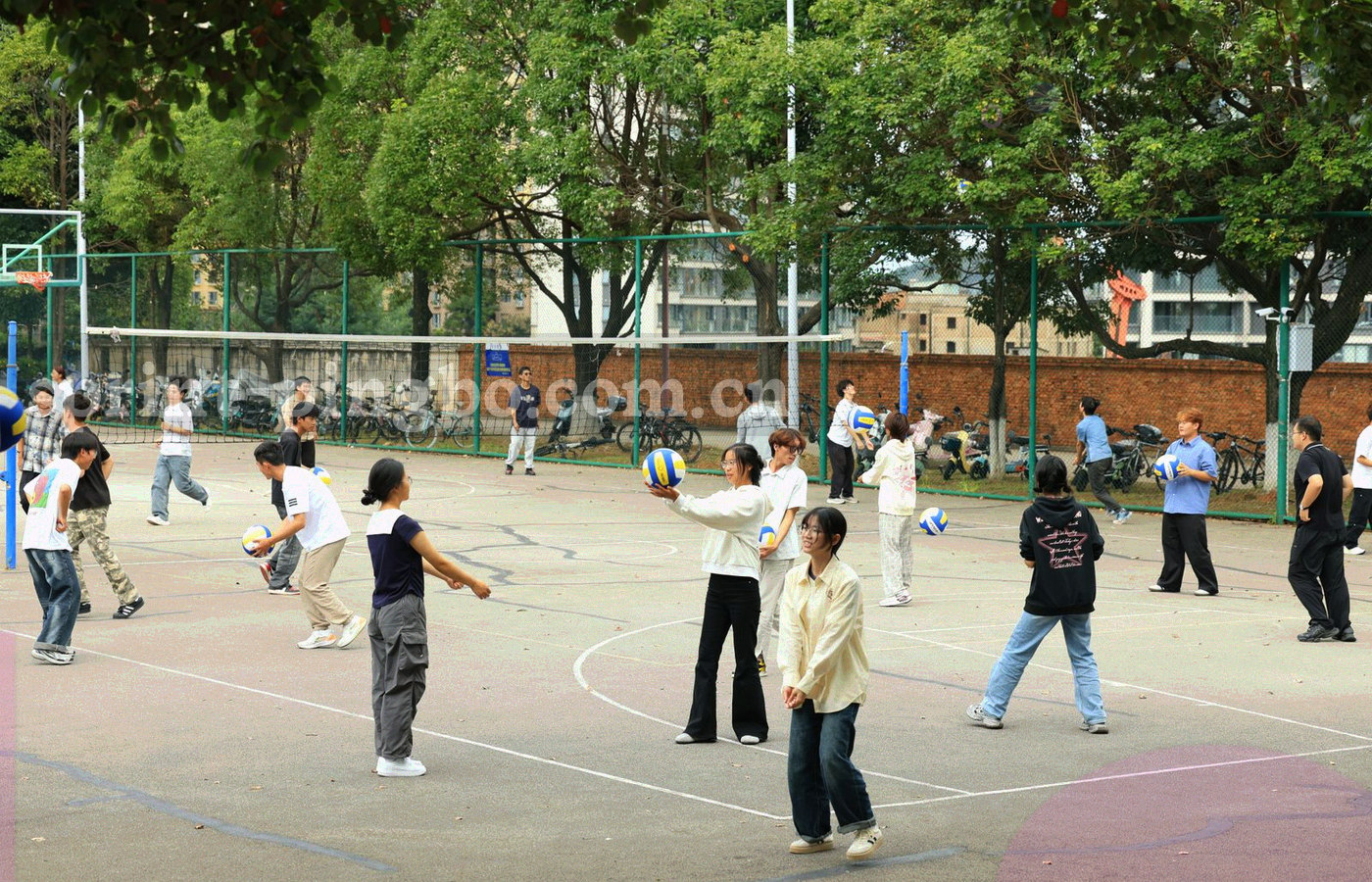 夜场比赛结束后的球场边线，看台灯光在远处散成光斑